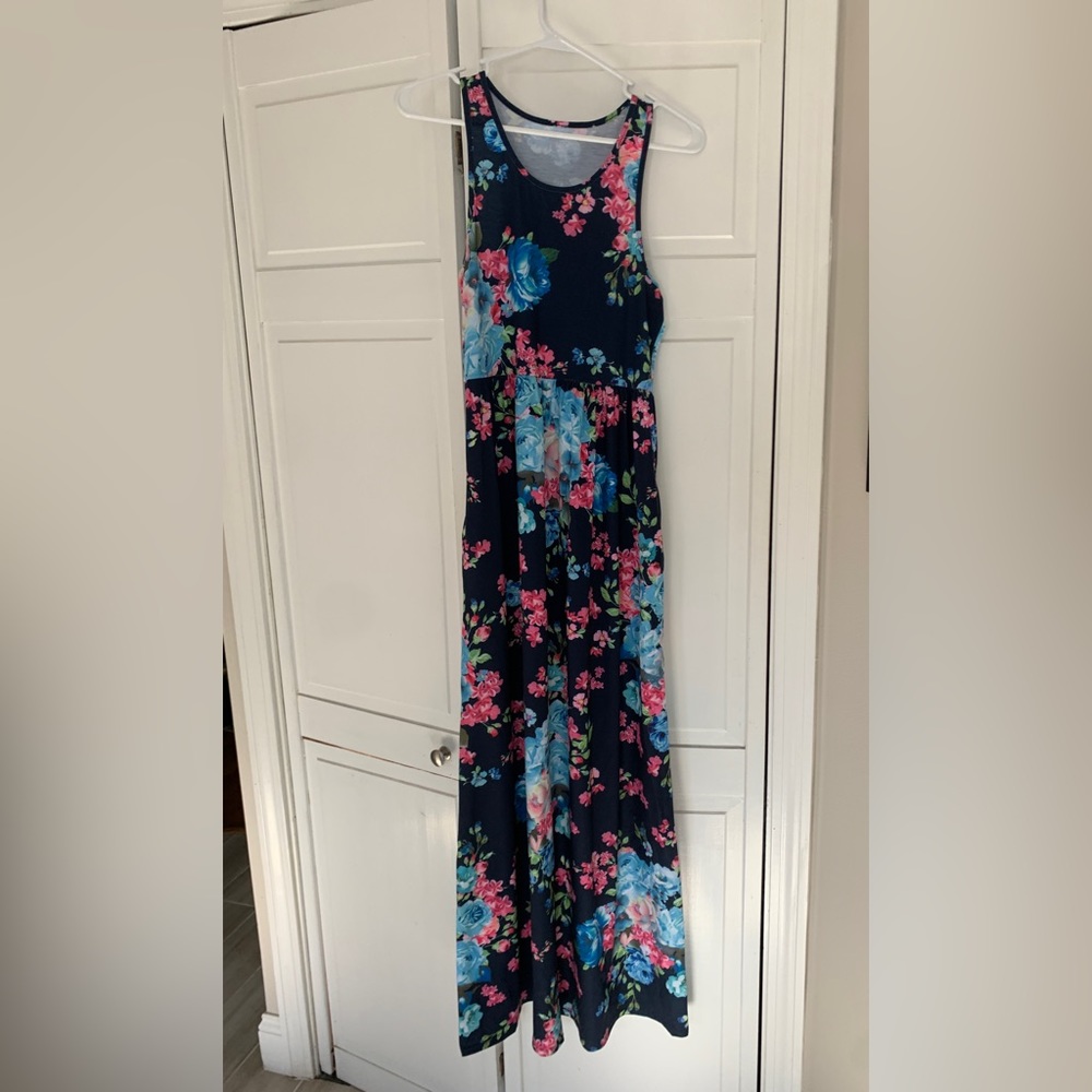 Floral maxi dress size medium has pockets
